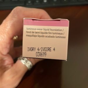 Ivory 4 Luminous-Wear Liquid Foundation
